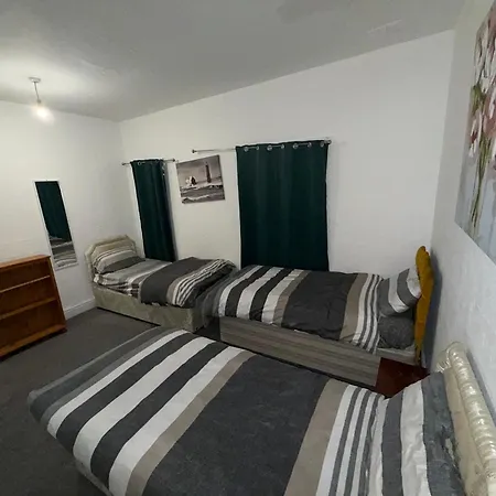 Comfortable Triple Near Center Manchester