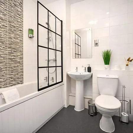 2 Bedroom House With 4 Beds, 3 Doubles & 1 Single - In Salford, 10 Mins Uber From Centre - Located In Salford Close To Old Trafford, United, Trafford Park, Salford Quays & More! With Garden & Parking - By Maevela بيت للعطل