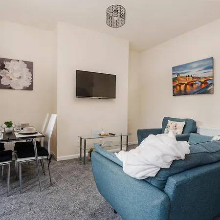 Spacious 4br Near Etihad - Free Parking - 5 Min Train Station Vakantiehuis