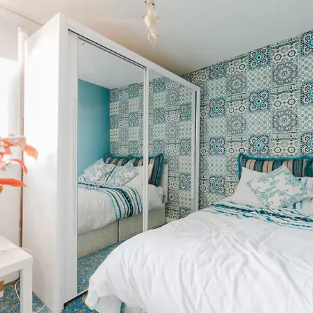 Homely Near Center- Females Preferred * Manchester