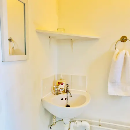 Stylish 4 Bedroom House Sleep Up To 7 - Free Parking