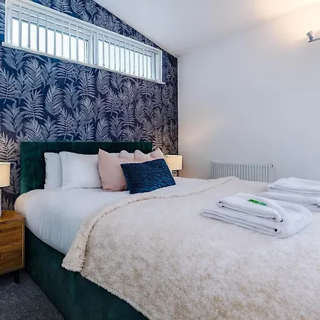 Group Stay, Sleeps 12, 3 Bathroom * Manchester