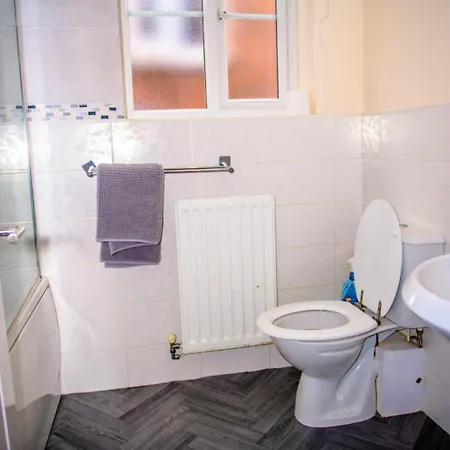 House - Sleeps 7 - Parking - 10min Drive To Centre Semesterbostad *