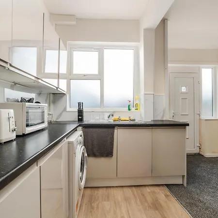 Spacious 4br Near Etihad - Free Parking - 5 Min Train Station