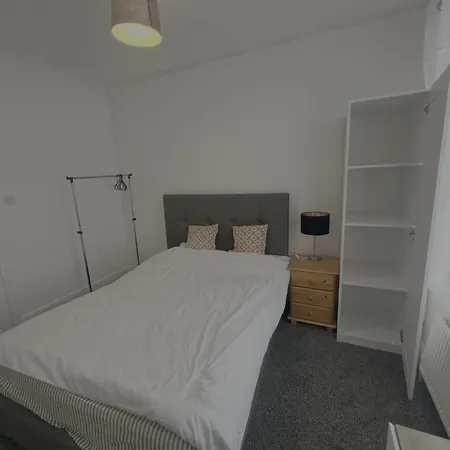 Modern For Short In Salford, Plab Samson Rum i privatbostad