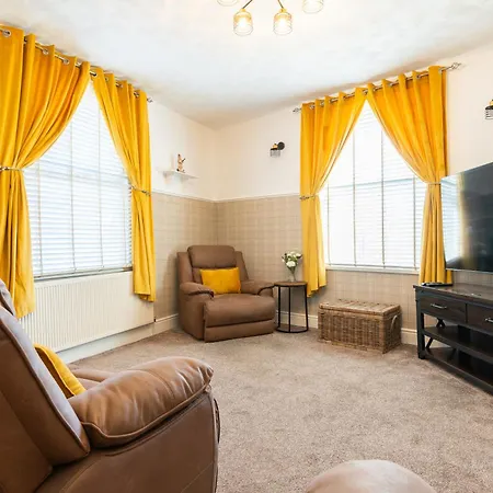 Warden Home-9 Guests-4 Bedrooms-near Etihad Stadium & Co-op Arena-100 - Near Train Station & Bus Station *