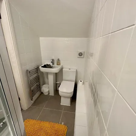 Dom wakacyjny Spacious 4br House With Canal Views & Garden