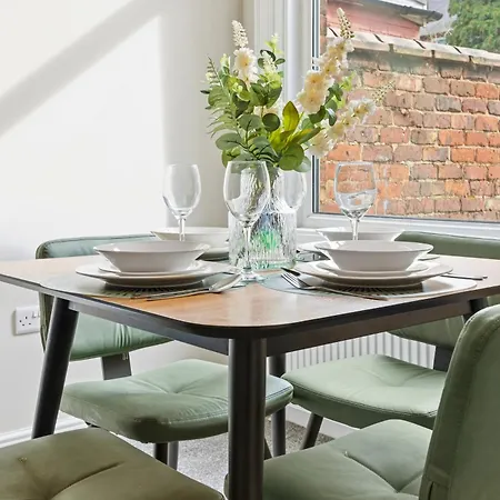 Home, Sleeps 6, Contractor Friendly, Free Parking *