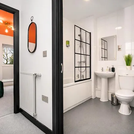 Сasa de vacaciones 2 Bedroom House With 4 Beds, 3 Doubles & 1 Single - In Salford, 10 Mins Uber From Centre - Located In Salford Close To Old Trafford, United, Trafford Park, Salford Quays & More! With Garden & Parking - By Maevela