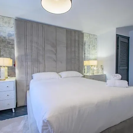 Casa de Férias Spacious 2 Bedroom House Sleeps 4 L On-street Parking L The Cosy Corner Nationwide *