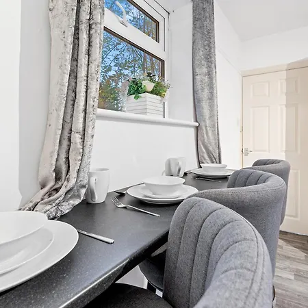 Luxury Group - - Sleeps 7 Manchester