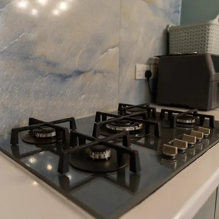 Warden Home-9 Guests-4 Bedrooms-near Etihad Stadium & Co-op Arena-100 - Near Train Station & Bus Station *