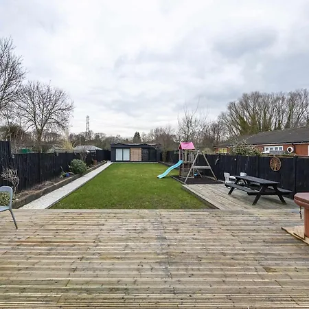 Сasa de vacaciones Stunning Family With Hot Tub In Worsley