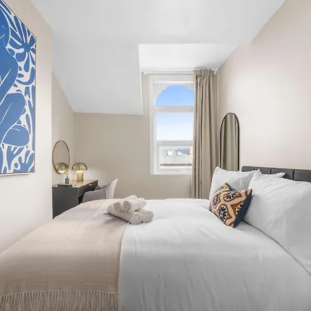 Luxury 5 Bed 10 Min To Airport Sleeps 14 *