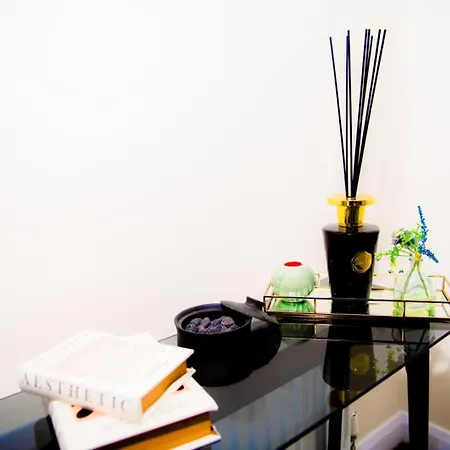 House - Sleeps 7 - Parking - 10min Drive To Centre בית נופש *