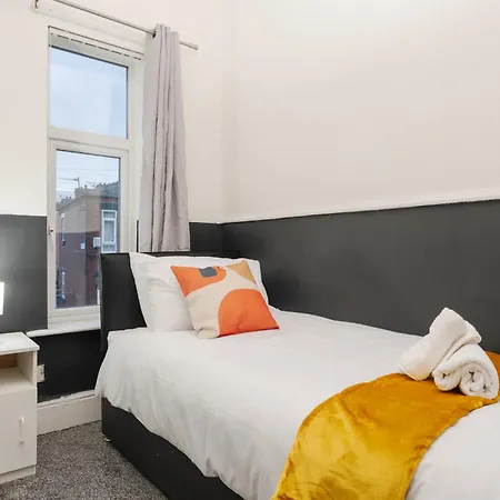 Spacious 4br Near Etihad - Free Parking - 5 Min Train Station *