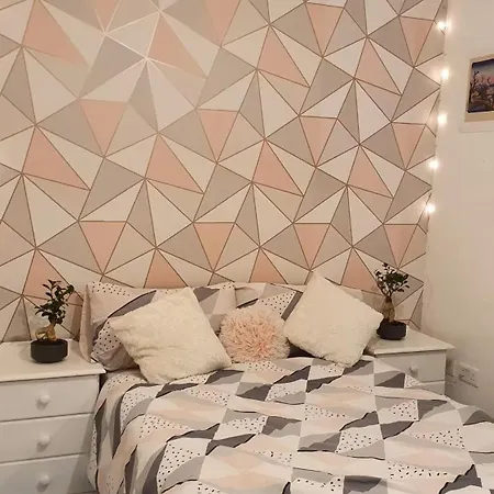 בית אירוח Homely Near Center- Females Preferred