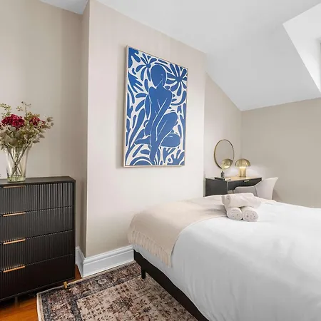 Luxury 5 Bed 10 Min To Airport Sleeps 14