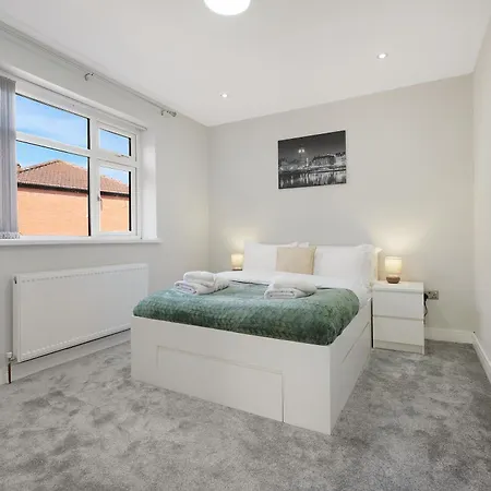 Stylish With Free Parking And Easy Access