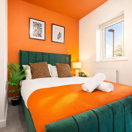 Сasa de vacaciones 2 Bedroom House With 4 Beds, 3 Doubles & 1 Single - In Salford, 10 Mins Uber From Centre - Located In Salford Close To Old Trafford, United, Trafford Park, Salford Quays & More! With Garden & Parking - By Maevela