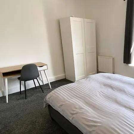 Penzion Huge Modern To In Salford Shared Bathroom Kitchen *