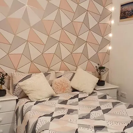 Homely Near Center- Females Preferred * מנצ'סטר