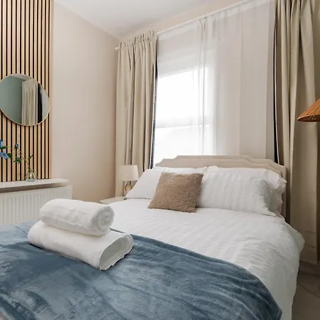 Semesterbostad 2br Cozy Retreat - Pool Table - Wifi - Sleeps 7 *