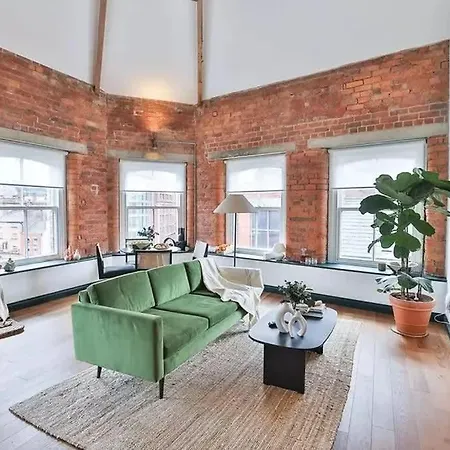 Urban Stone's Throw From Attractions Holiday home *