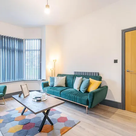 Spacious 3br - Free Parking - Near Centre - Sleeps 6 *