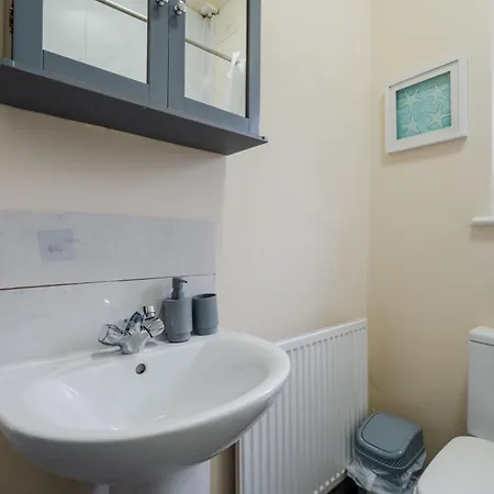 Spacious 4Br Home Near Etihad - Free Parking - 5 Min Train Station مانشستر