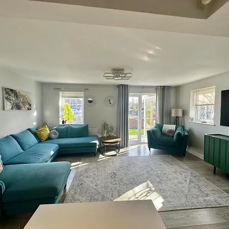 Spacious 4br House With Canal Views & Garden Ferienhaus *