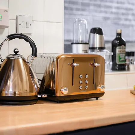 Luxury 5 Bed 10 Min To Airport Sleeps 14 Vakantiehuis