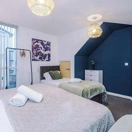 Group Stay, Sleeps 12, 3 Bathroom Manchester
