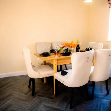 House - Sleeps 7 - Parking - 10min Drive To Centre Semesterbostad