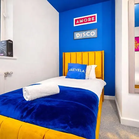2 Bedroom House With 4 Beds, 3 Doubles & 1 Single - In Salford, 10 Mins Uber From Centre - Located In Salford Close To Old Trafford, United, Trafford Park, Salford Quays & More! With Garden & Parking - By Maevela Сasa de vacaciones Mánchester