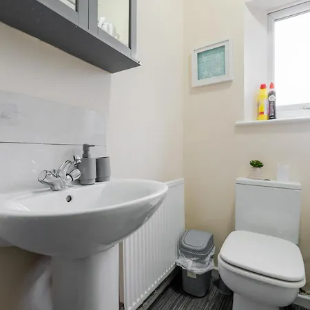 Spacious 4br Near Etihad - Free Parking - 5 Min Train Station