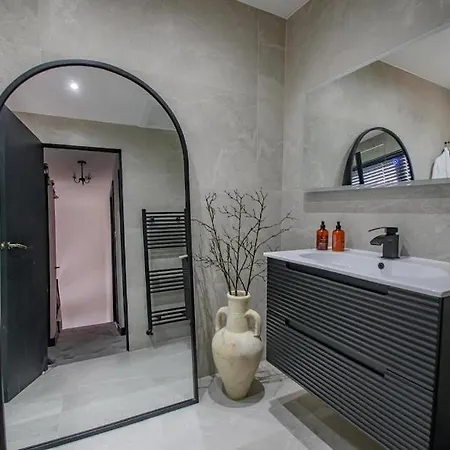 Spacious 2 Bedroom House Sleeps 4 L On-street Parking L The Cosy Corner Nationwide Сasa de vacaciones Mánchester