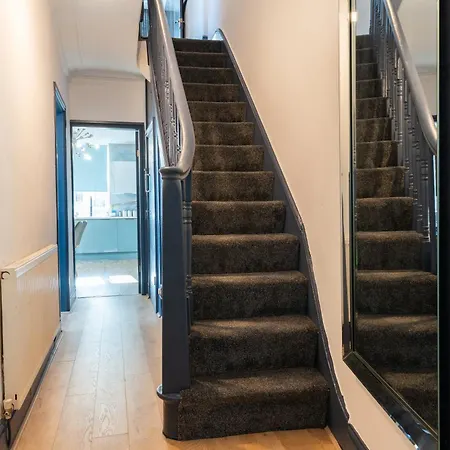 Warden Home-9 Guests-4 Bedrooms-near Etihad Stadium & Co-op Arena - Near Train Station & Bus Station Semesterbostad