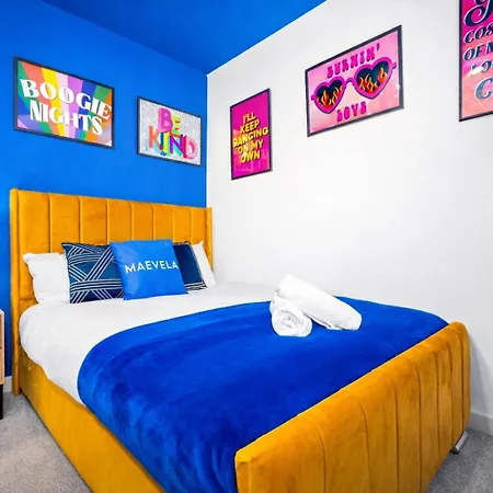 펜션 2 Bedroom House With 4 Beds, 3 Doubles & 1 Single - In Salford, 10 Mins Uber From Centre - Located In Salford Close To Old Trafford, United, Trafford Park, Salford Quays & More! With Garden & Parking - By Maevela *