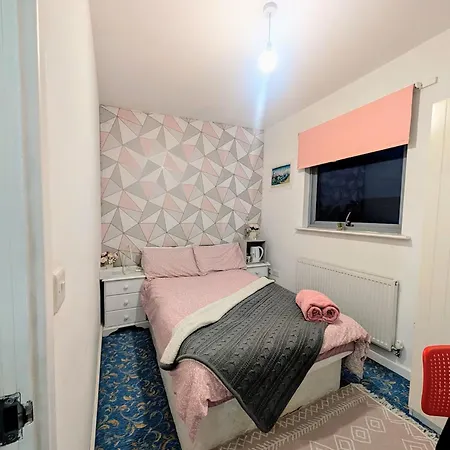 Kwatera prywatna Homely Near Center- Females Preferred *