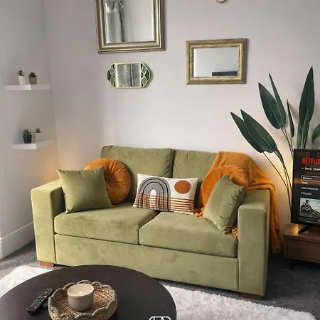 Vakantiehuis New Stylish 4br - Sleeps 9 - Parking *