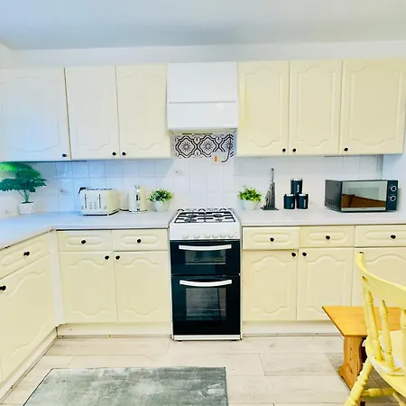 Stylish 4 Bedroom House Sleep Up To 7 - Free Parking *