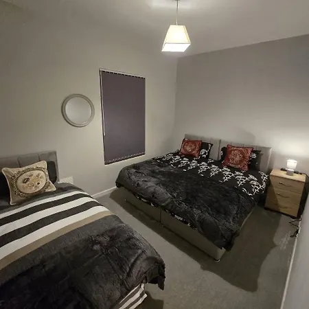 Lovely Large 3 Bedroom House Ferienhaus Manchester