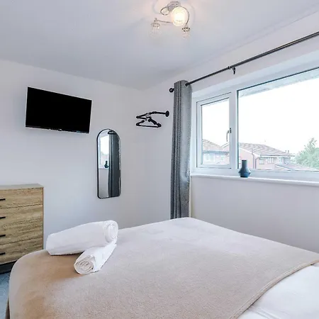 Modern 2-bed By 53 Degrees Near Etihad & Centre, With Free Parking! Feriehus