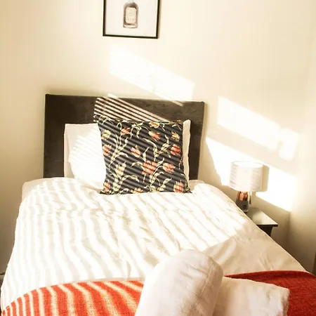 펜션 3 Bed - Shefa Homes 맨체스터