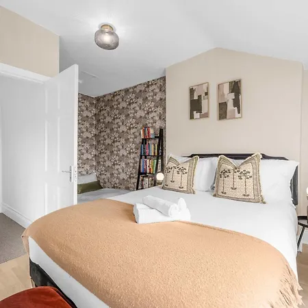 Luxury 5 Bed 10 Min To Airport Sleeps 14 Casa de Férias Manchester