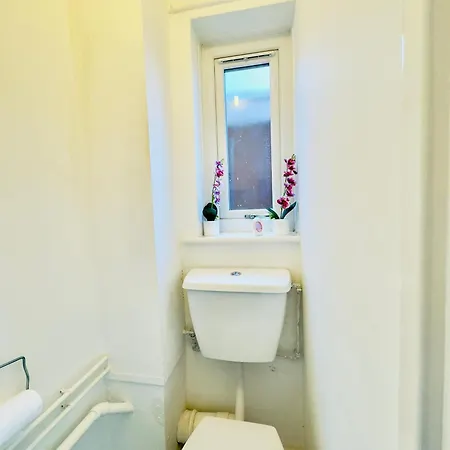 Stylish 4 Bedroom House Sleep Up To 7 - Free Parking Manchester