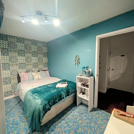 Kwatera prywatna Homely Near Center- Females Preferred