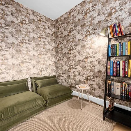 Luxury 5 Bed 10 Min To Airport Sleeps 14 *