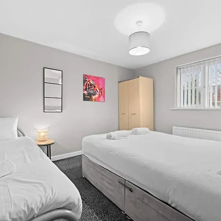 3 Bed Free Parking Manchester